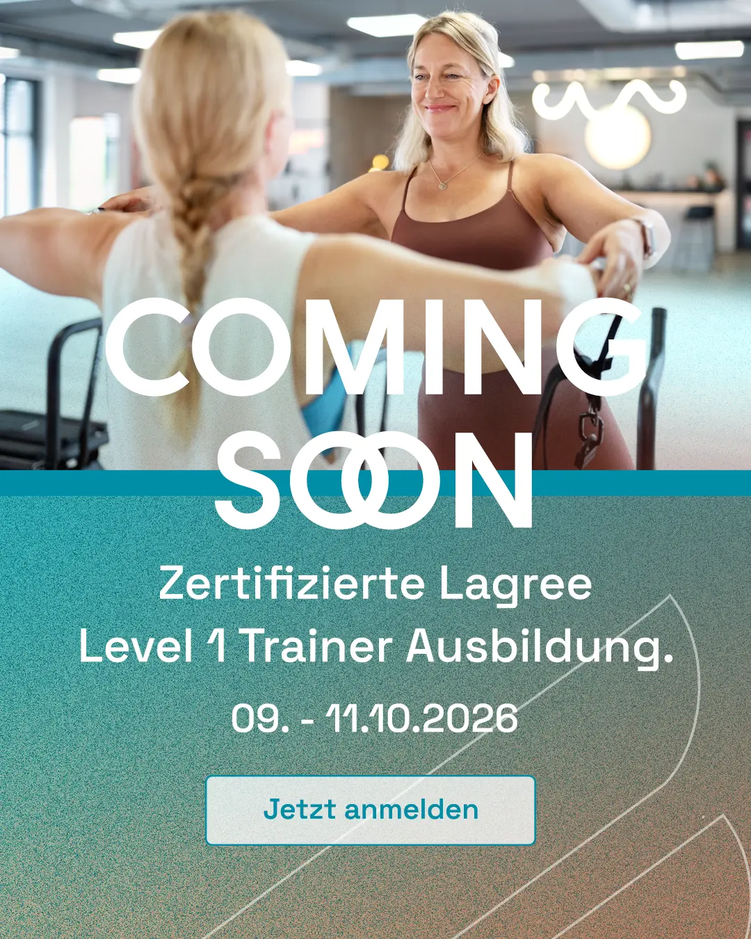 Zwei Frauen beim Lagree Training auf dem Megaformer im Lagree Loft Dortmund, Ankündigung der Lagree Level 1 Trainer Ausbildung vom 09.–11.10.2026.